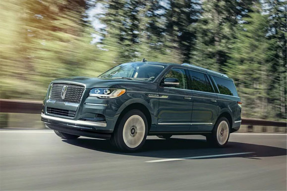 2023 Lincoln Navigator on the move