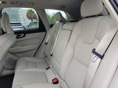 2021 Volvo XC60 T5 Momentum