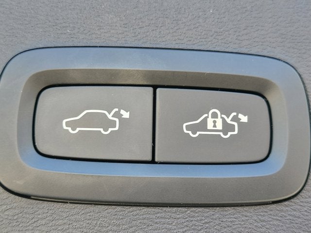 2023 Volvo XC40 B4 Plus Dark Theme