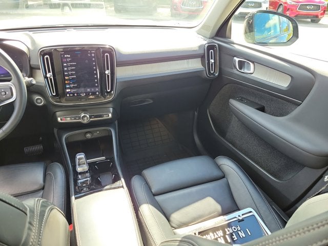 2023 Volvo XC40 B4 Plus Dark Theme