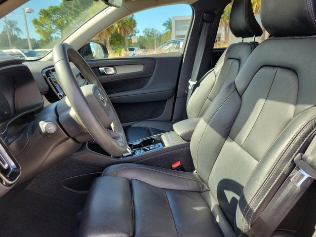 2023 Volvo XC40 B4 Plus Dark Theme